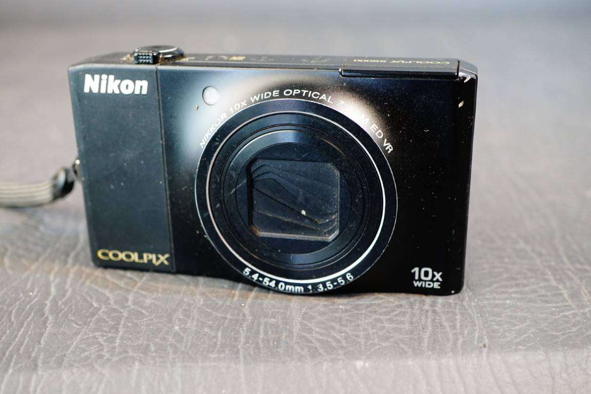 Nikon COOLPIX S8000 14.2MP Compact Digital Digital Camera **Lens Scratched**