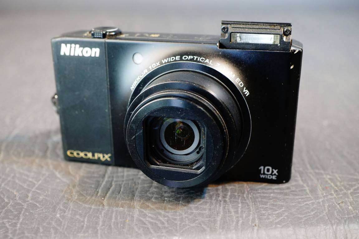 Nikon COOLPIX S8000 14.2MP Compact Digital Digital Camera **Lens Scratched**