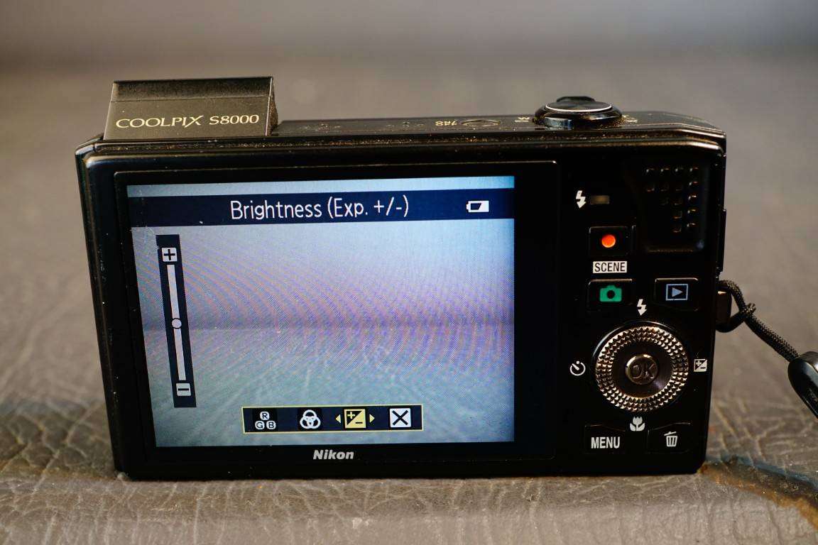 Nikon COOLPIX S8000 14.2MP Compact Digital Digital Camera **Lens Scratched**