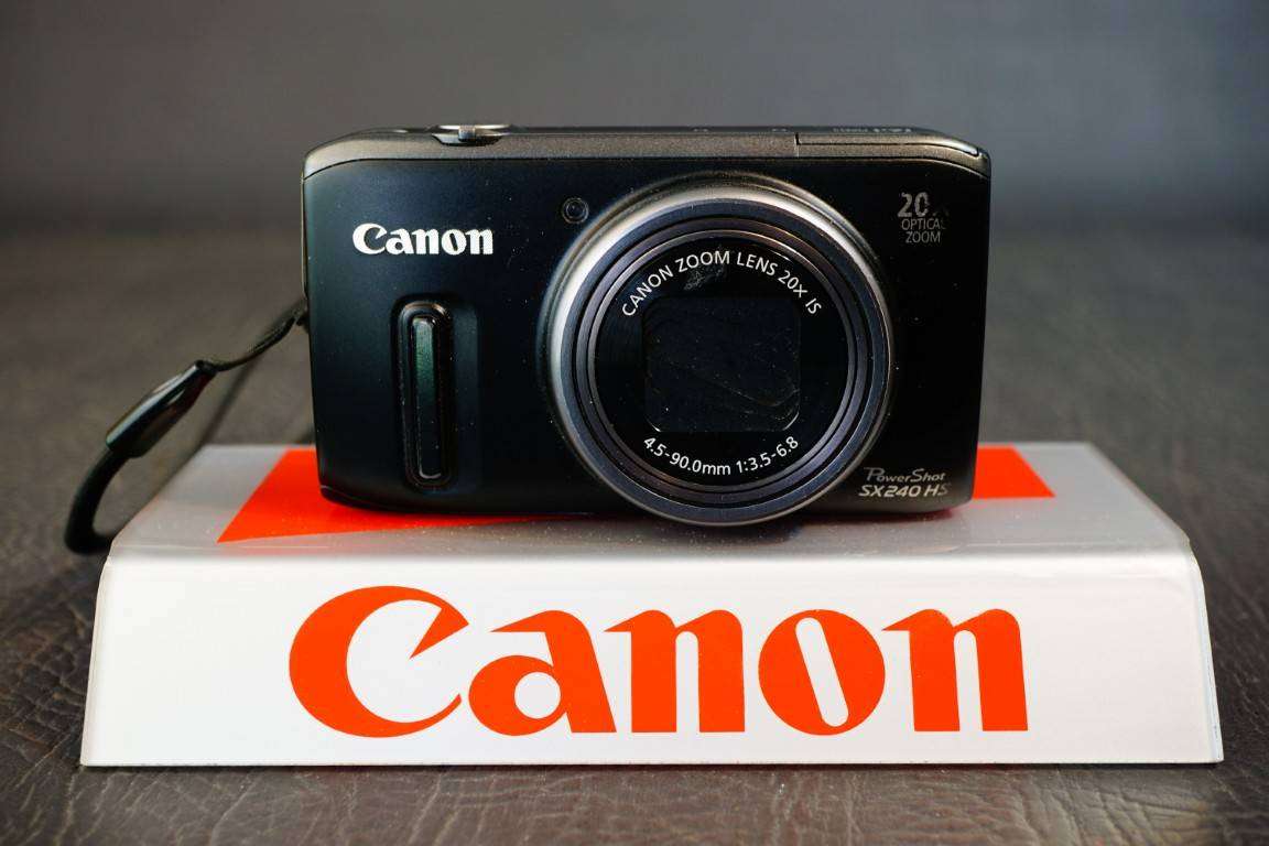 Canon PowerShot SX240 HS 12.1MP Compact Digital Camera with 20X Zoom Lens