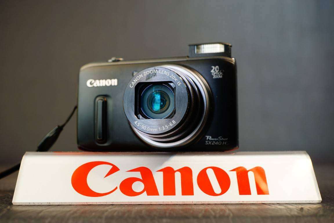 Canon PowerShot SX240 HS 12.1MP Compact Digital Camera with 20X Zoom Lens