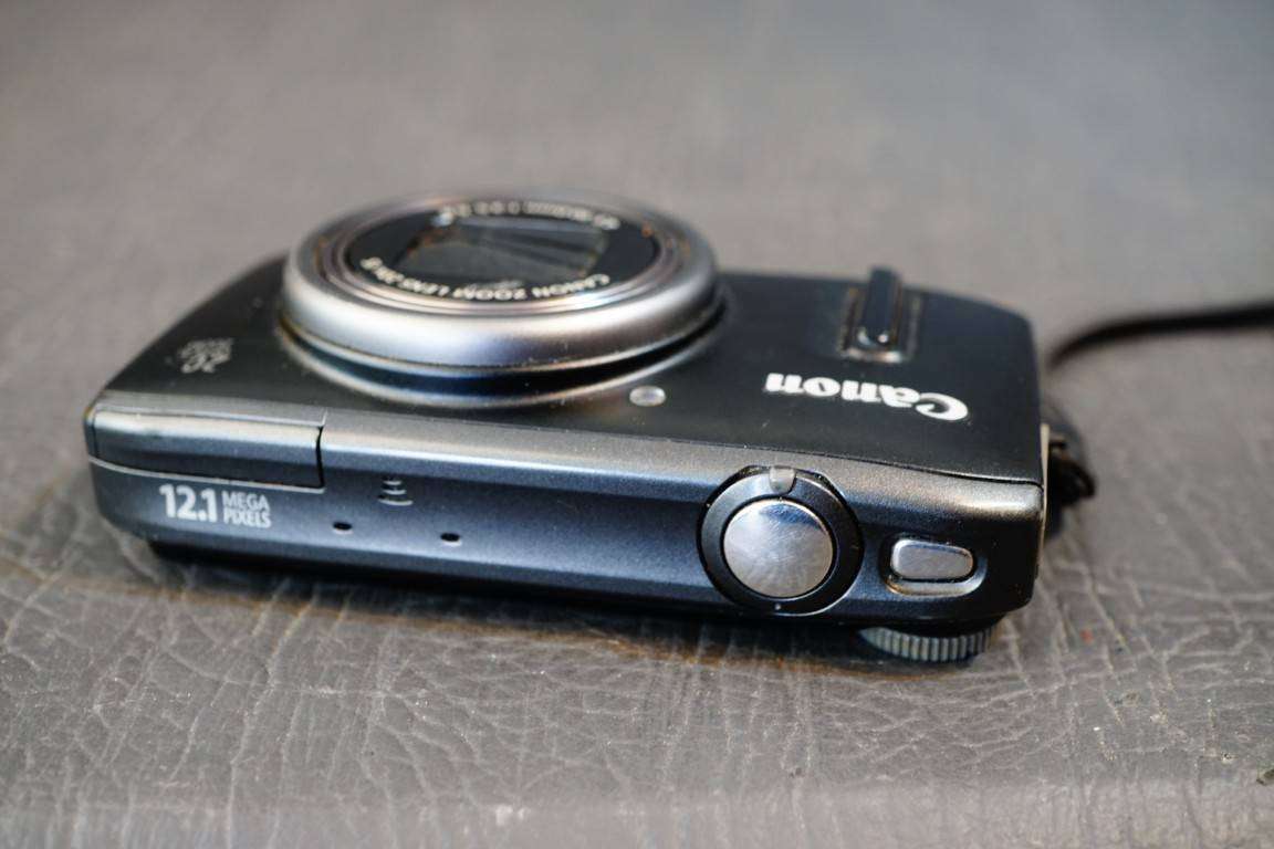 Canon PowerShot SX240 HS 12.1MP Compact Digital Camera with 20X Zoom Lens