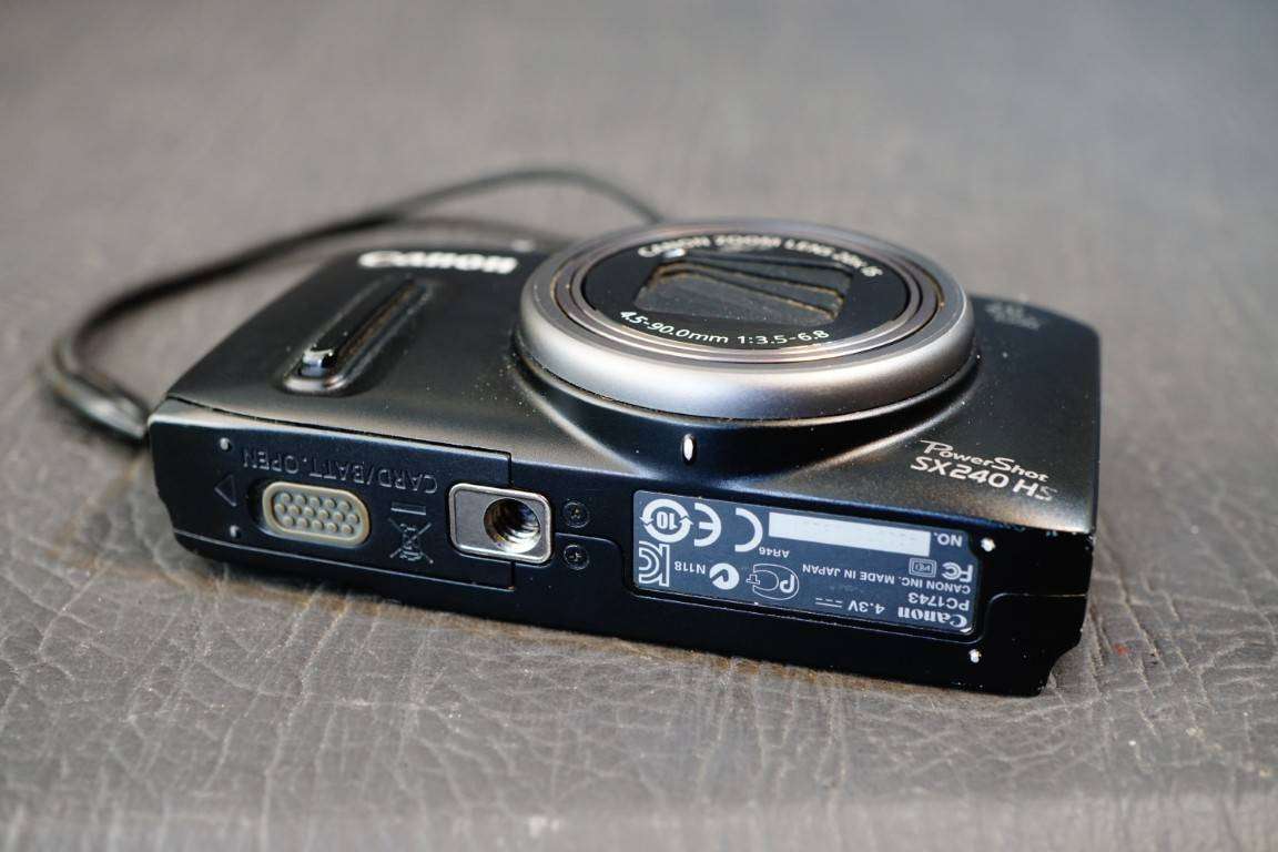Canon PowerShot SX240 HS 12.1MP Compact Digital Camera with 20X Zoom Lens