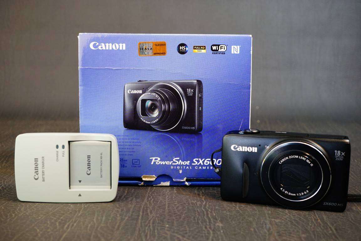 Canon PowerShot SX600 HS 16.0MP Compact Digital Digital Camera with 18X Zoom Lens **Great Condition*