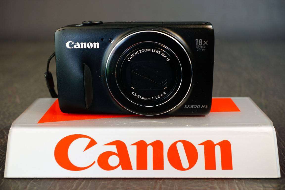 Canon PowerShot SX600 HS 16.0MP Compact Digital Digital Camera with 18X Zoom Lens **Great Condition*