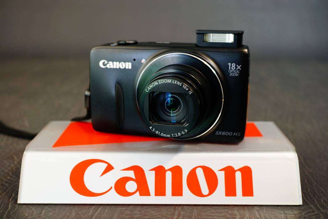 Canon PowerShot SX600 HS 16.0MP Compact Digital Digital Camera with 18X Zoom Lens **Great Condition*