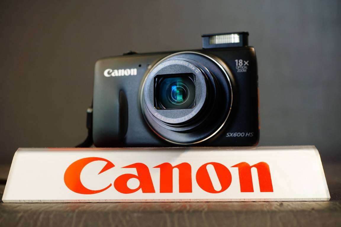 Canon PowerShot SX600 HS 16.0MP Compact Digital Digital Camera with 18X Zoom Lens **Great Condition*