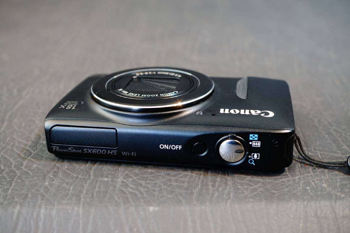 Canon PowerShot SX600 HS 16.0MP Compact Digital Digital Camera with 18X Zoom Lens **Great Condition*