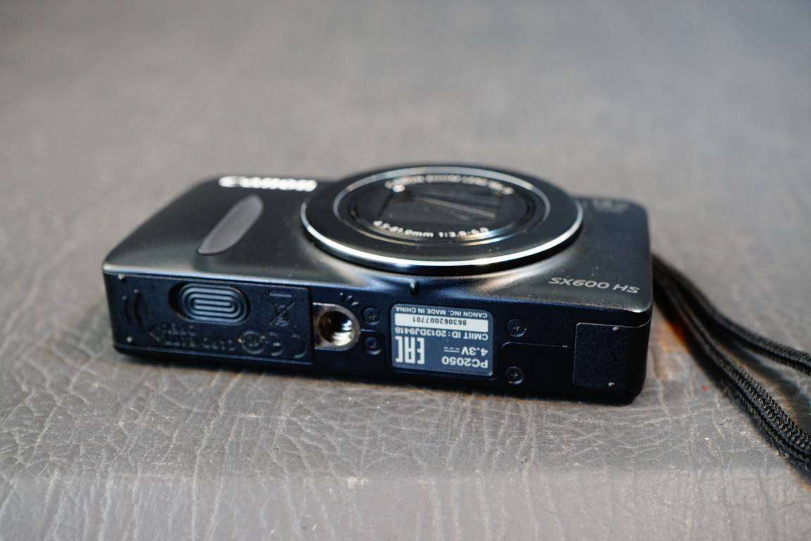 Canon PowerShot SX600 HS 16.0MP Compact Digital Digital Camera with 18X Zoom Lens **Great Condition*