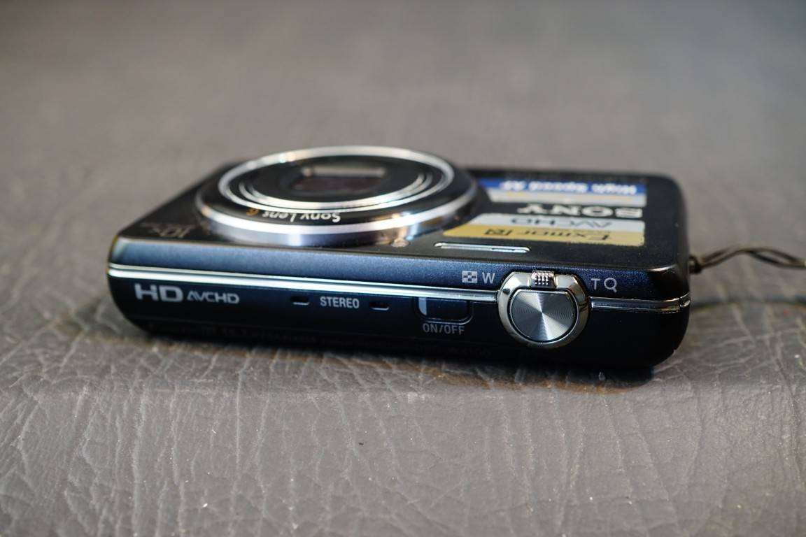 Sony Cybershot DSC-WX100 18.2MP Compact Digital Digital Camera with 10x Zoom Lens **Good Condition**