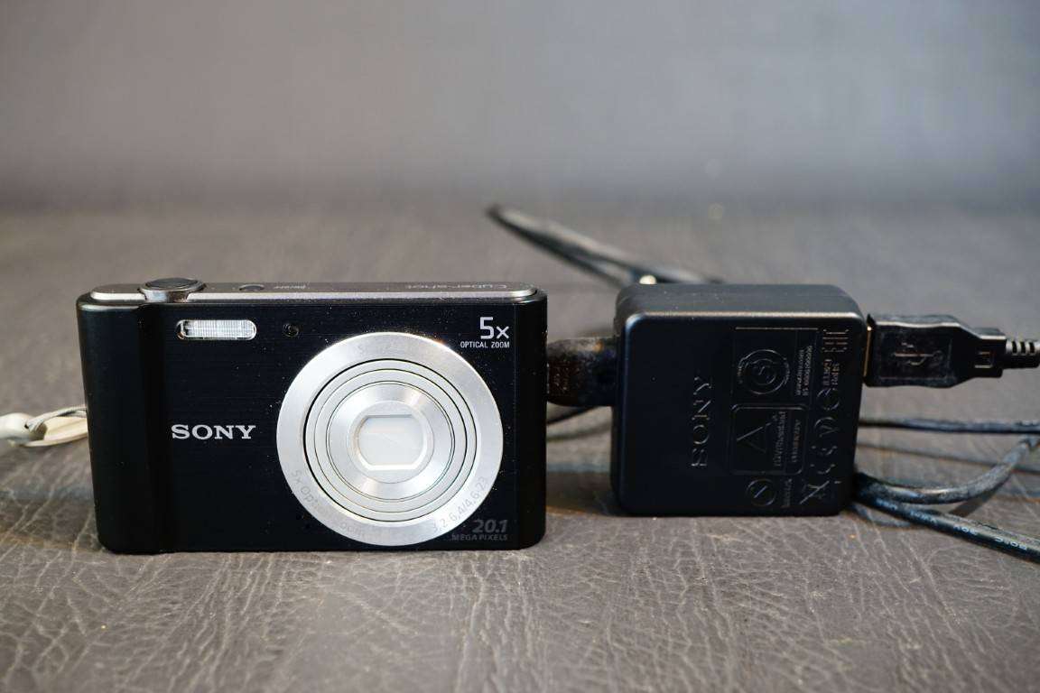 Sony Cybershot DSC W800 20.1MP Compact Digital Camera 5x Zoom Lens **Great Condition**