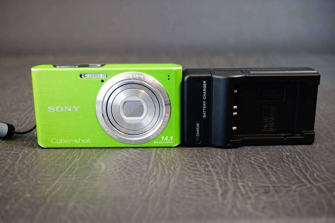 Sony Cyber-shot DSC-W610 14.1MP Compact Digital Camera 4x Zoom Lens **Great Condition**