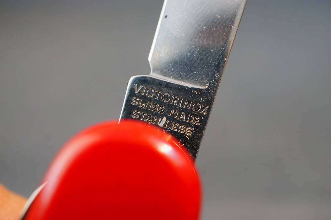 Vintage SWISS ARMY Victorinox Officier Suisse Pocket Knife 8 Tools Red **Good Condition**