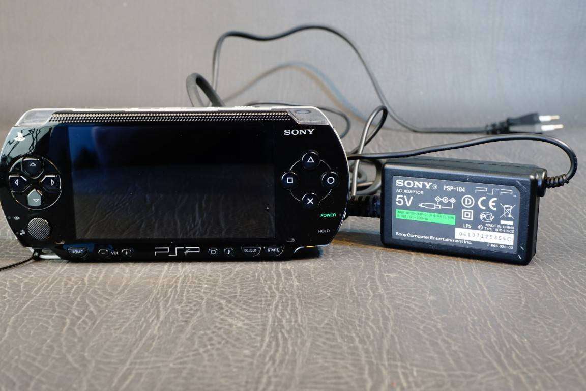 Sony PSP 1000 Handheld Console comes with Battery and Charger **Great Condition**
