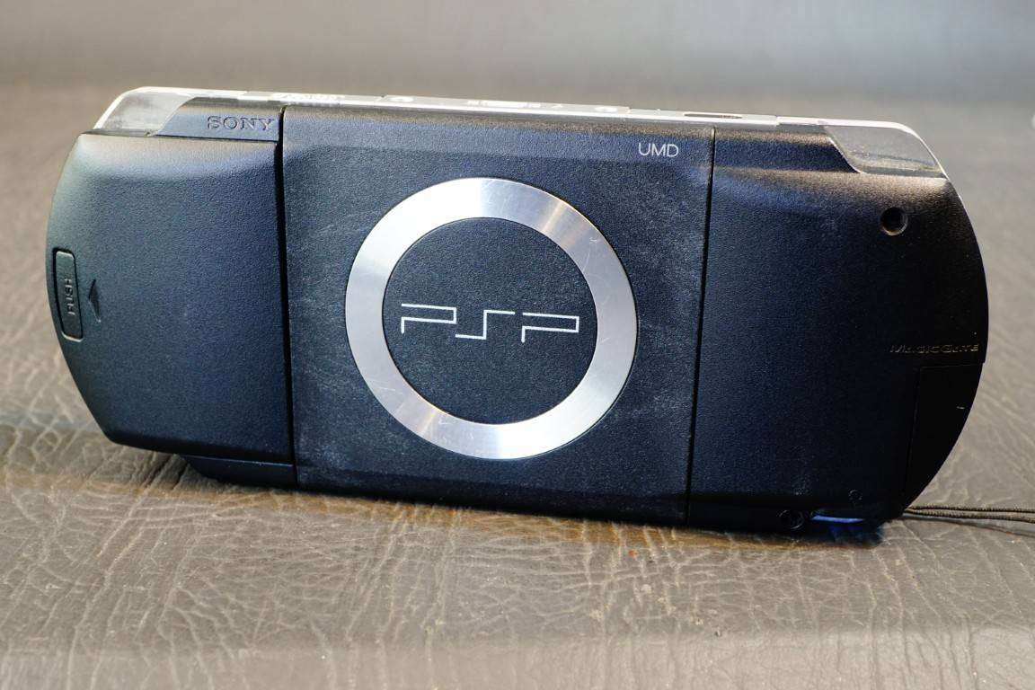 Sony PSP 1000 Handheld Console comes with Battery and Charger **Great Condition**