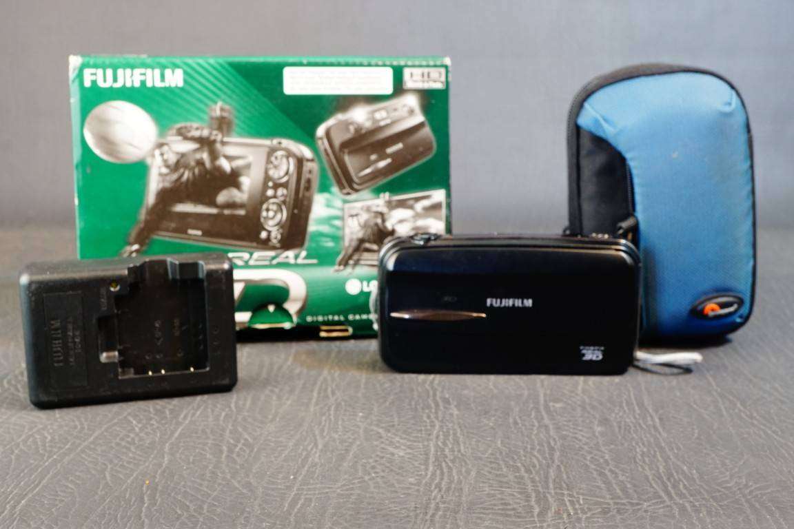 Fujifilm Finepix Real 3D Digital Camera FX-3D W3 Japan Very Rare**Great Condition**