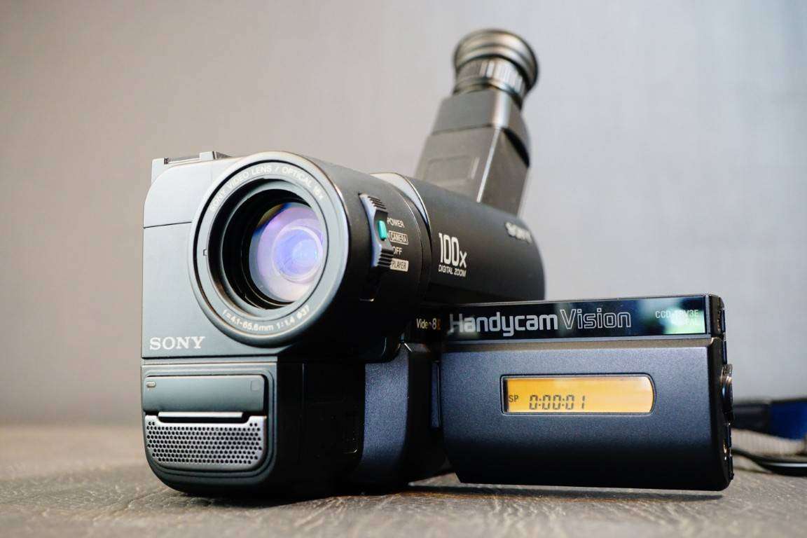 Sony Handycam DCR-TRV3E CCD Digital 8 Video Camera HANDYCAM Camcorder **Great Condition**