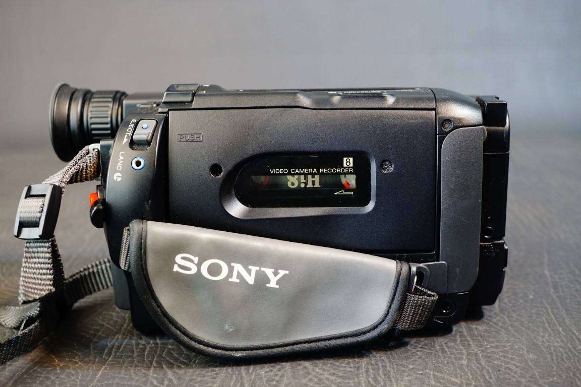Sony Handycam DCR-TRV3E CCD Digital 8 Video Camera HANDYCAM Camcorder **Great Condition**