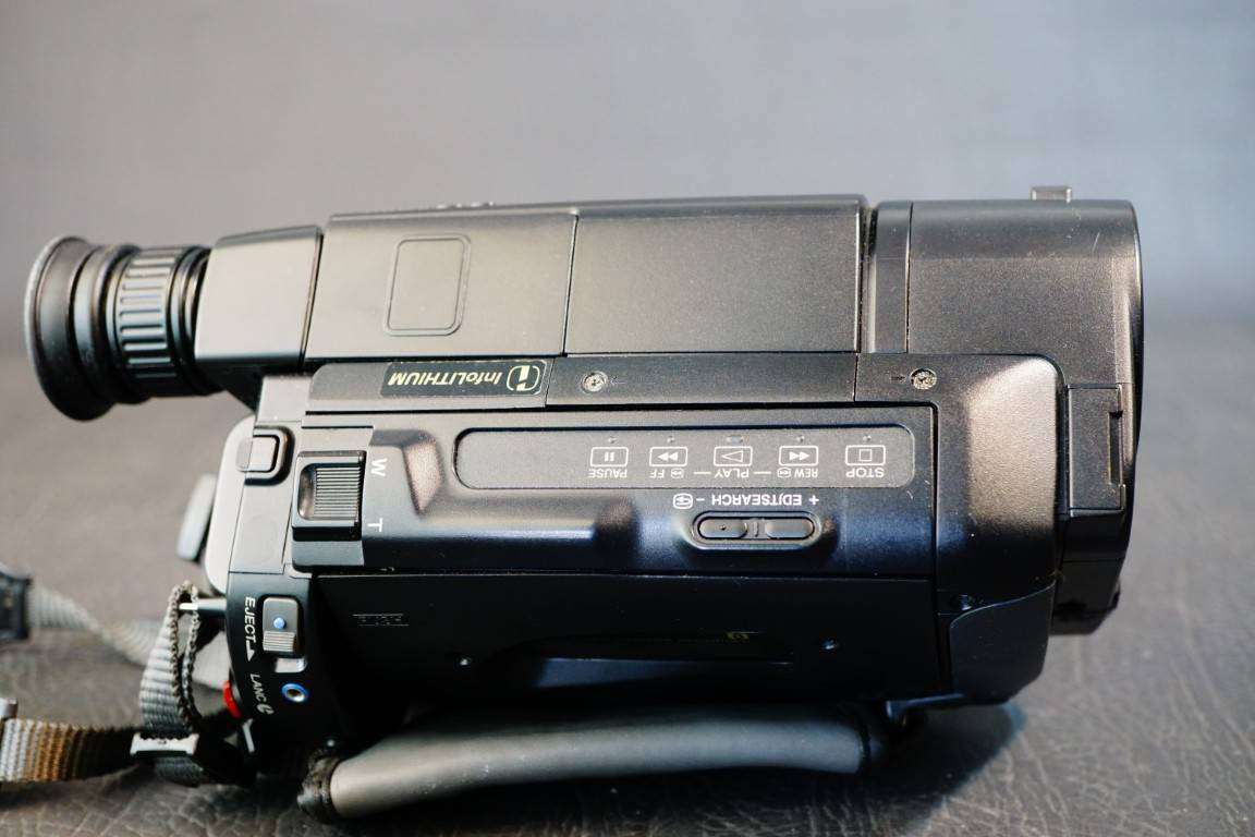 Sony Handycam DCR-TRV3E CCD Digital 8 Video Camera HANDYCAM Camcorder **Great Condition**