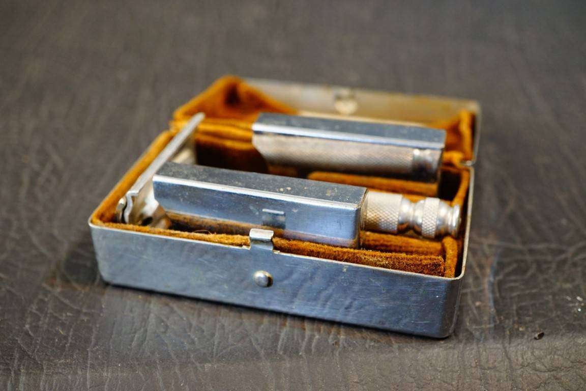 Vintage Gillette Double Sided Safety Razor with Steel Carry Case **Great Condition**