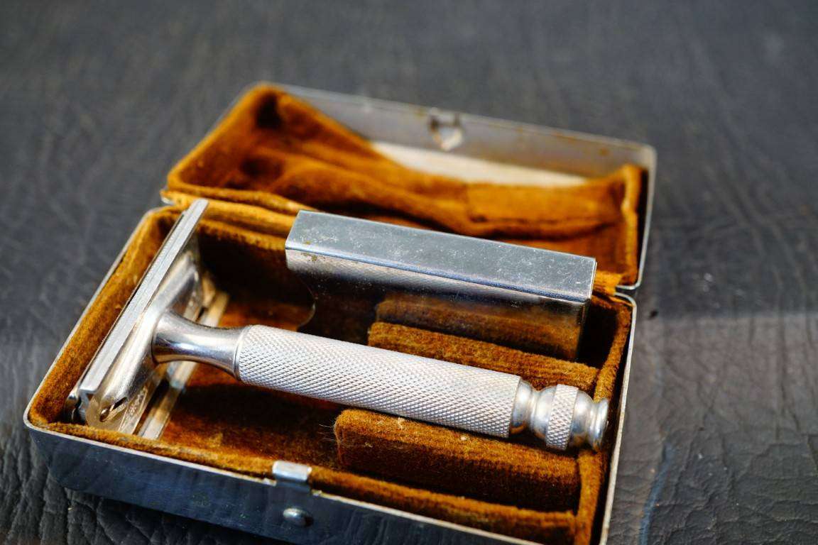 Vintage Gillette Double Sided Safety Razor with Steel Carry Case **Great Condition**