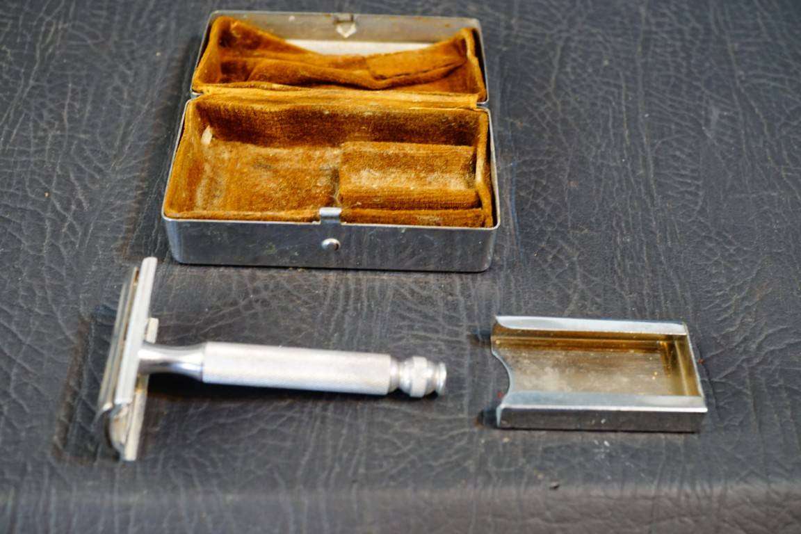 Vintage Gillette Double Sided Safety Razor with Steel Carry Case **Great Condition**