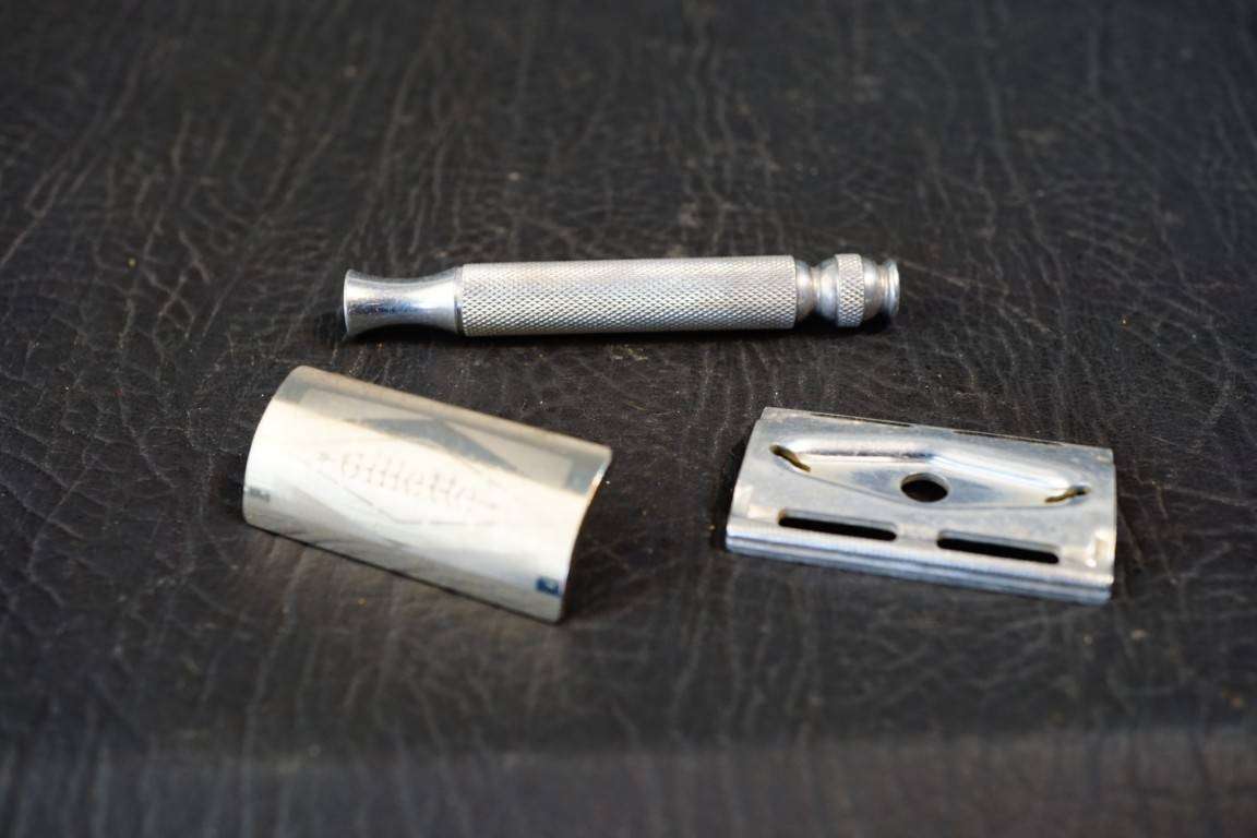 Vintage Gillette Double Sided Safety Razor with Steel Carry Case **Great Condition**
