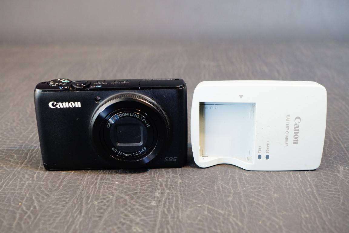Canon PowerShot S95 10MP Compact Digital Camera with 3.8X Optical Zoom **Great Condition**