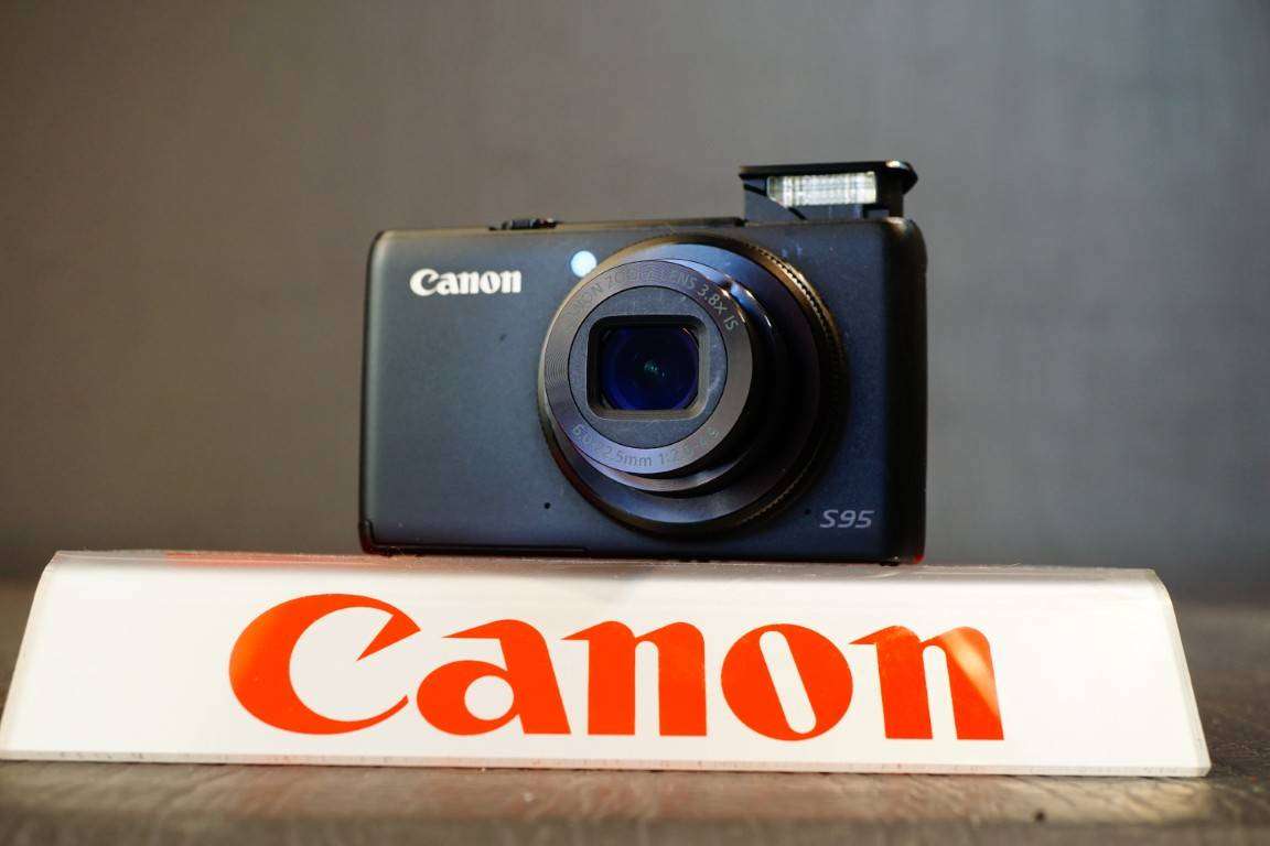 Canon PowerShot S95 10MP Compact Digital Camera with 3.8X Optical Zoom **Great Condition**
