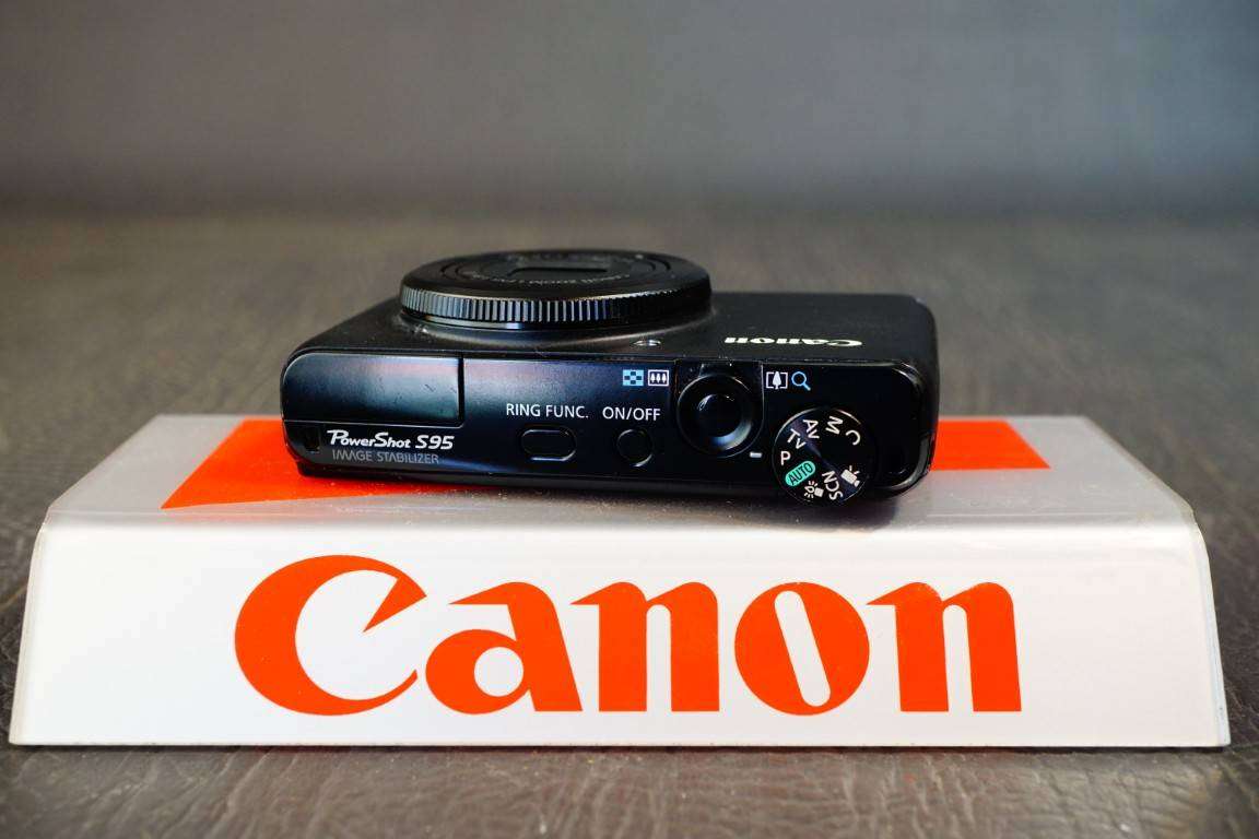 Canon PowerShot S95 10MP Compact Digital Camera with 3.8X Optical Zoom **Great Condition**