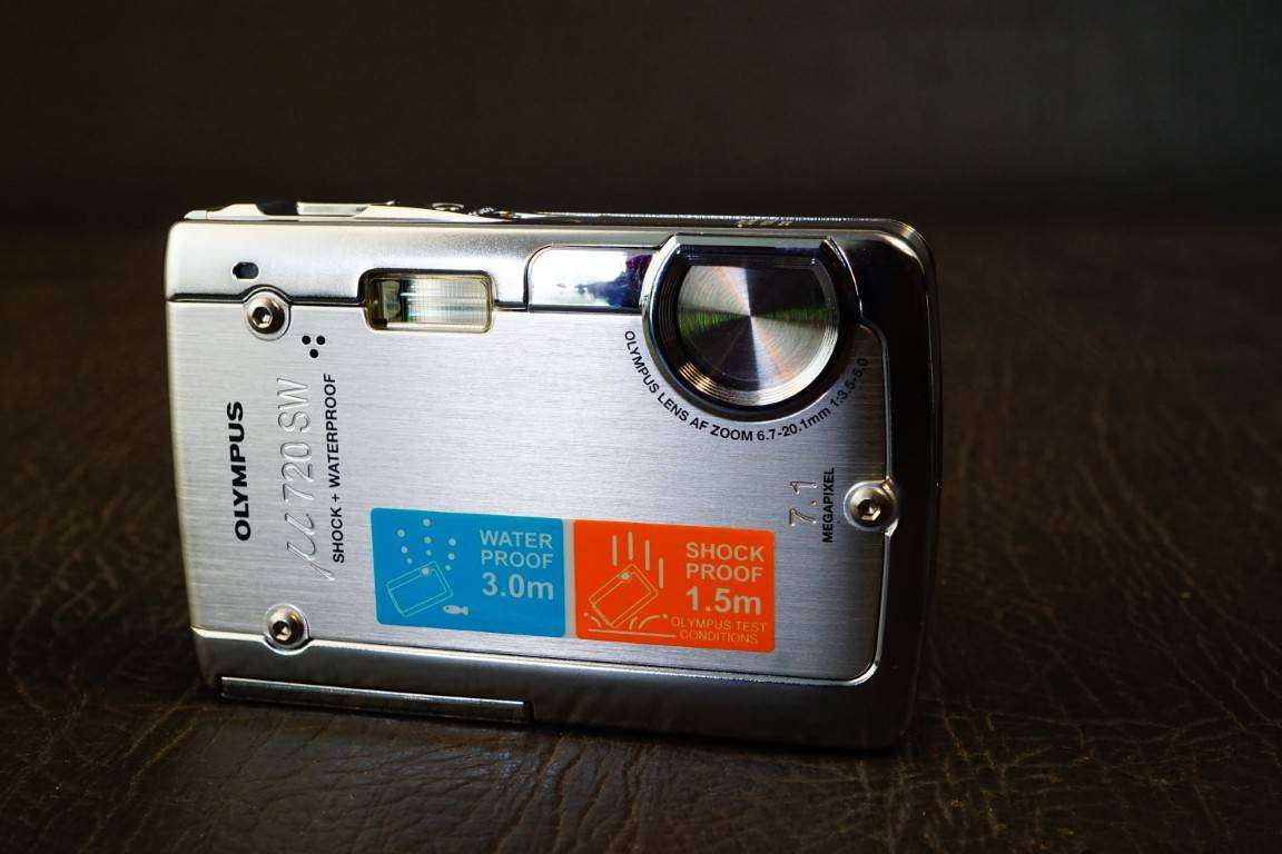 Olympus Stylus 720SW 7.1 MP Digital Camera Shock Water Resistant **Great Condition**