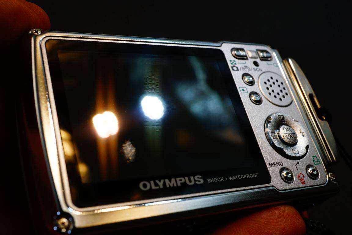 Olympus Stylus 720SW 7.1 MP Digital Camera Shock Water Resistant **Great Condition**