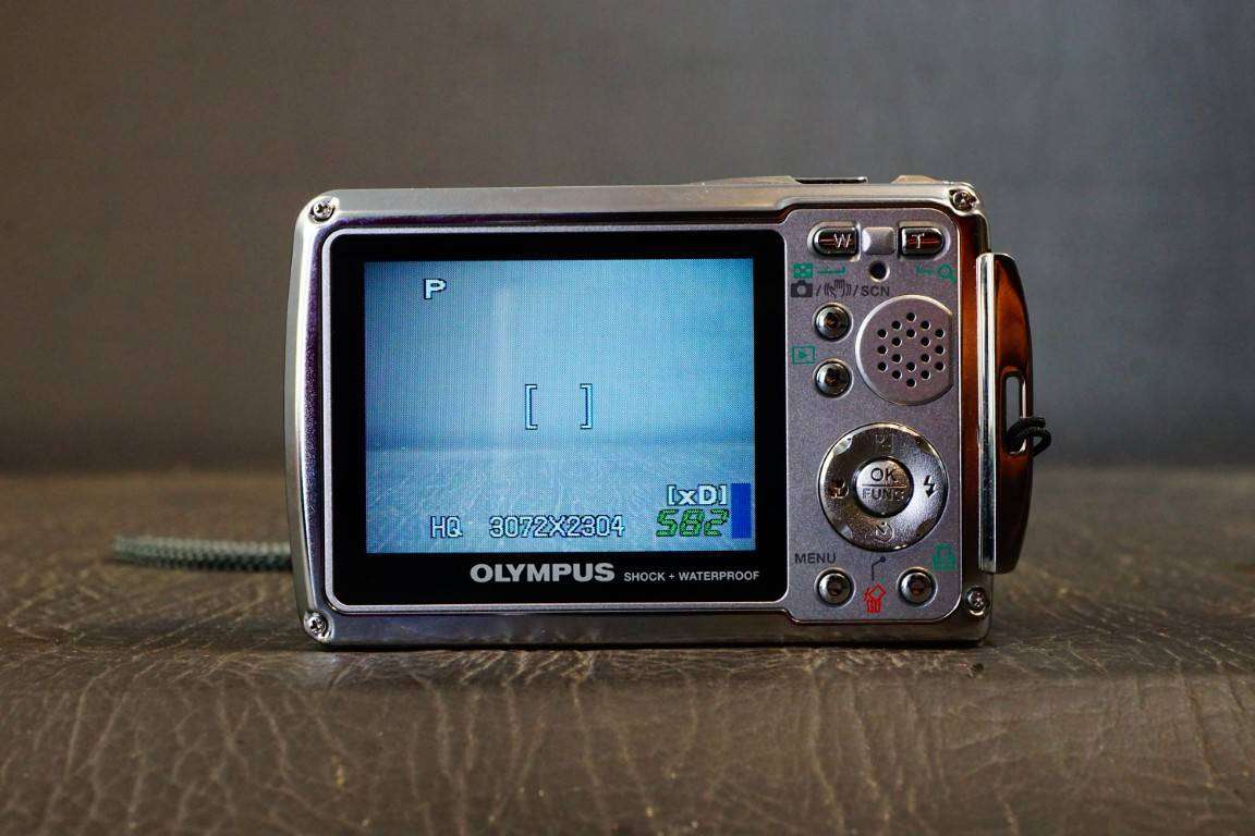 Olympus Stylus 720SW 7.1 MP Digital Camera Shock Water Resistant **Great Condition**