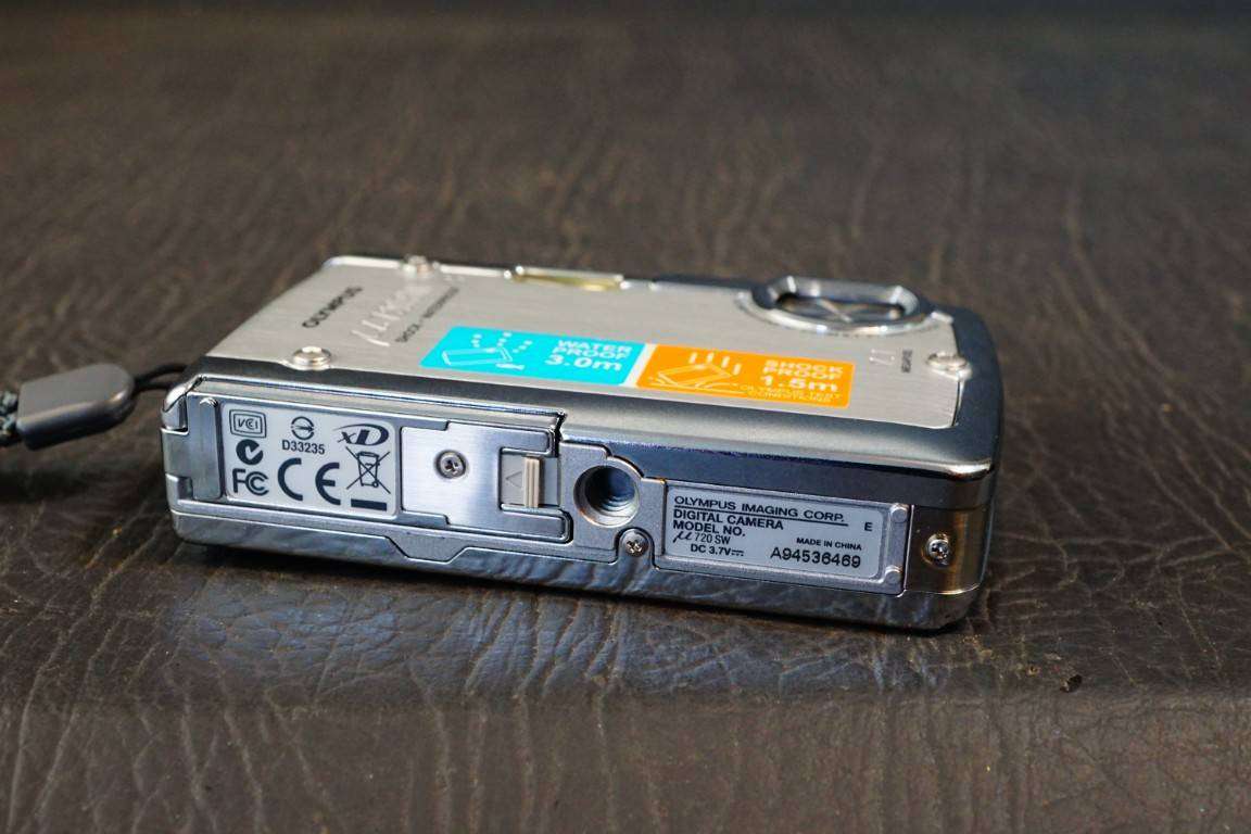 Olympus Stylus 720SW 7.1 MP Digital Camera Shock Water Resistant **Great Condition**