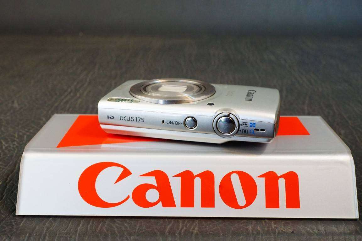 Canon IXUS 185 Compact Digital Camera 20MP 8X Optical Zoom  **Good Condition**