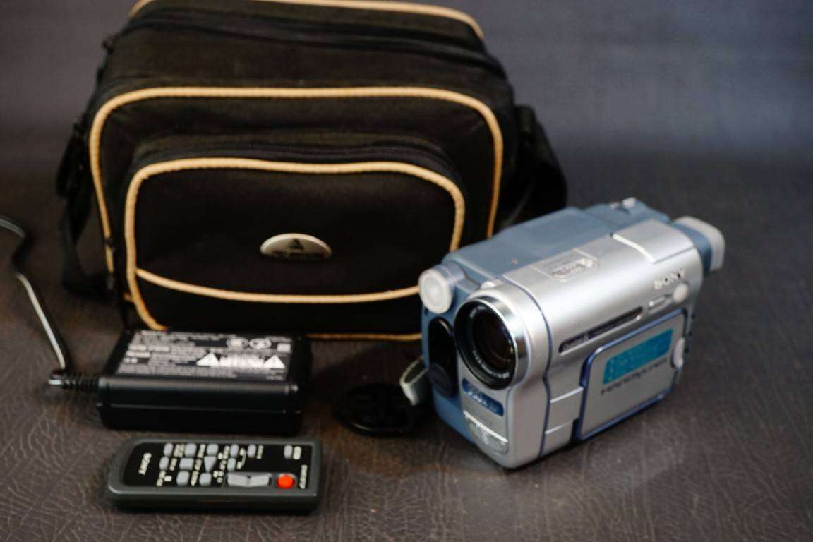 Sony CCD-TRV265E Hi8 Tape Video Camera HANDYCAM Camcorder **Great Condition**