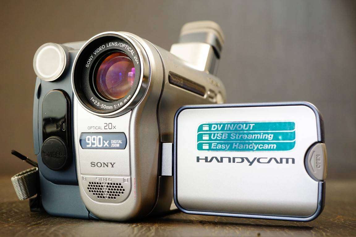Sony CCD-TRV265E Hi8 Tape Video Camera HANDYCAM Camcorder **Great Condition**
