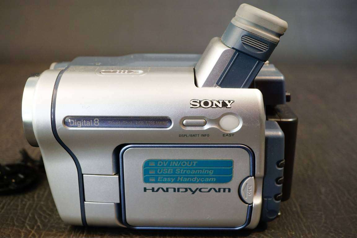 Sony CCD-TRV265E Hi8 Tape Video Camera HANDYCAM Camcorder **Great Condition**
