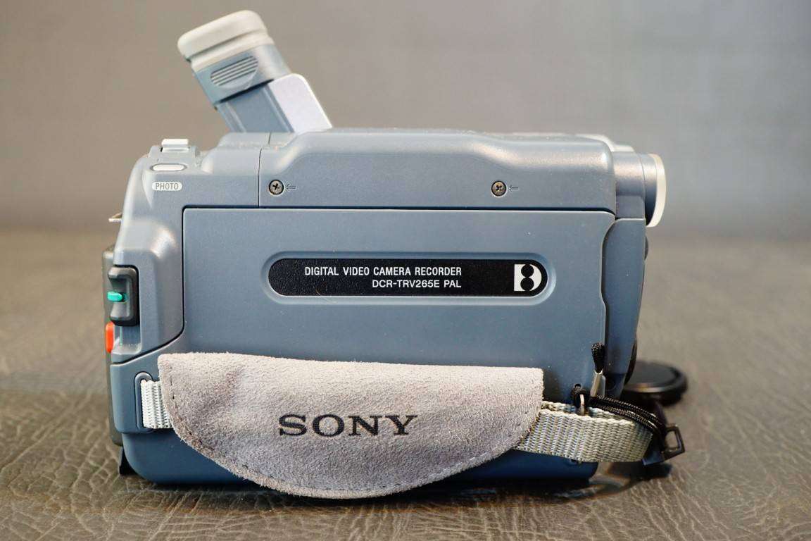 Sony CCD-TRV265E Hi8 Tape Video Camera HANDYCAM Camcorder **Great Condition**
