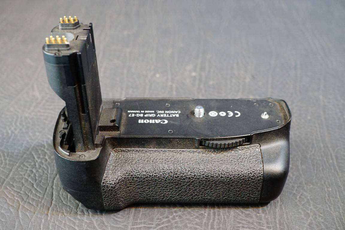 Canon BG-E7 Battery Grip for Canon EOS 7D Cameras **Great Condition**