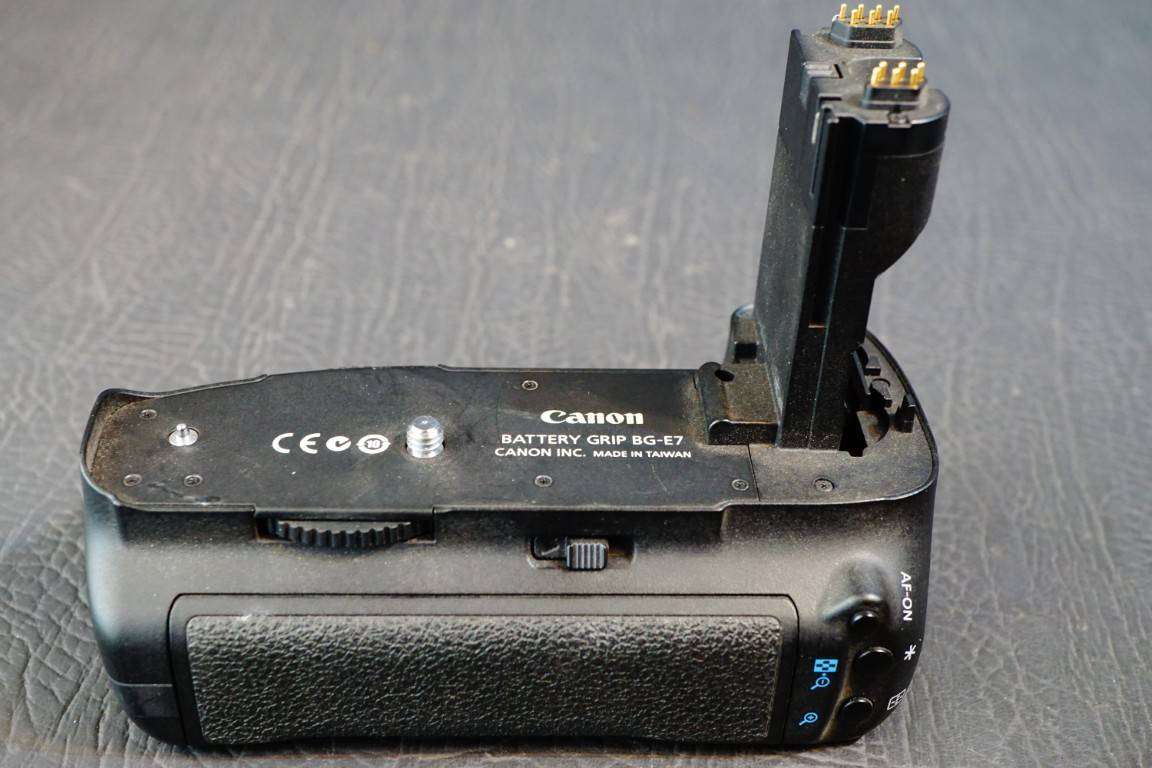 Canon BG-E7 Battery Grip for Canon EOS 7D Cameras **Great Condition**