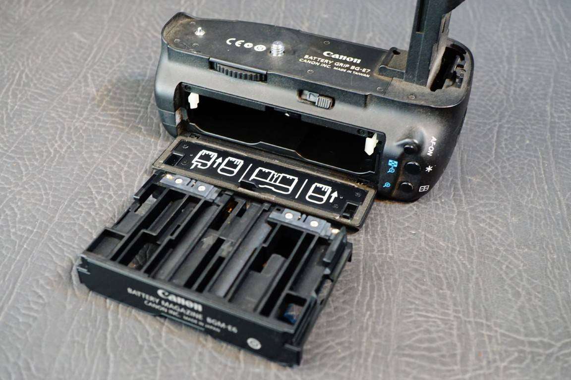 Canon BG-E7 Battery Grip for Canon EOS 7D Cameras **Great Condition**