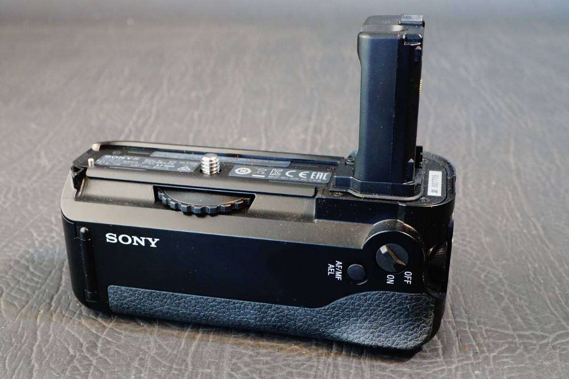 Sony VG-C1EM Vertical Battery Grip for Alpha a7, a7R, a7S Cameras **Great Condition**