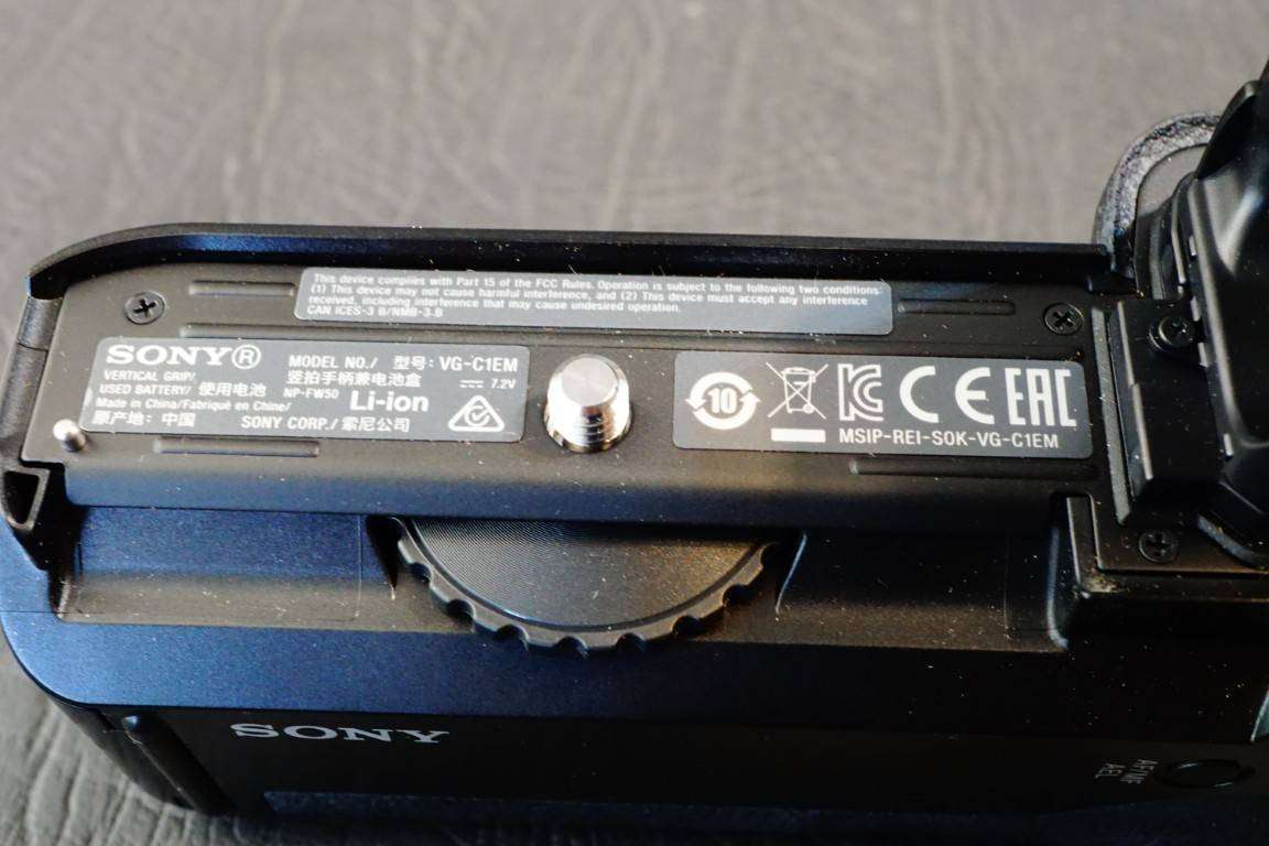 Sony VG-C1EM Vertical Battery Grip for Alpha a7, a7R, a7S Cameras **Great Condition**