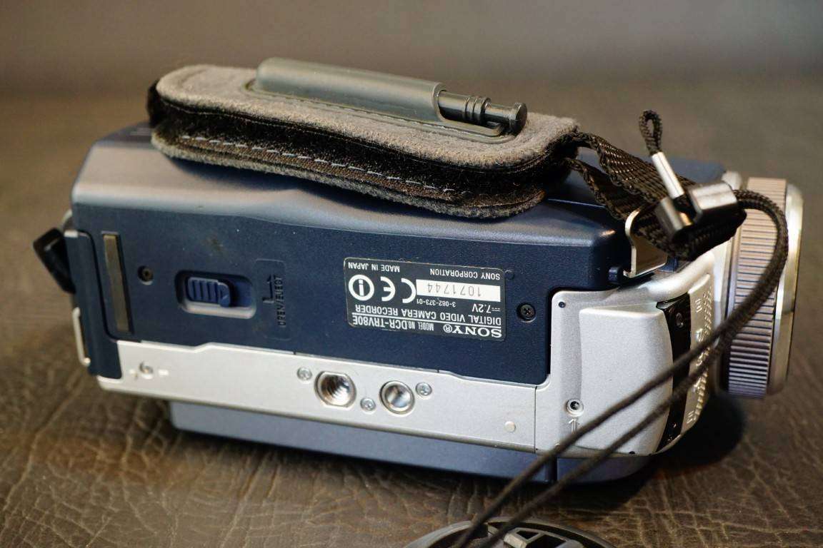Sony Handycam Camcorder DCR-TRV80E MiniDv Mini Dv Camera  **Great Condition**