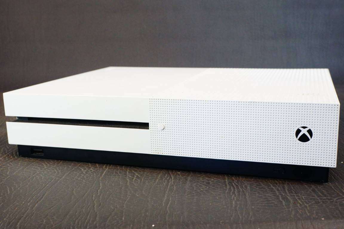Xbox One S 1TB Console with New Controller and a Copy of Star Wars Battlefront **Great Condition**