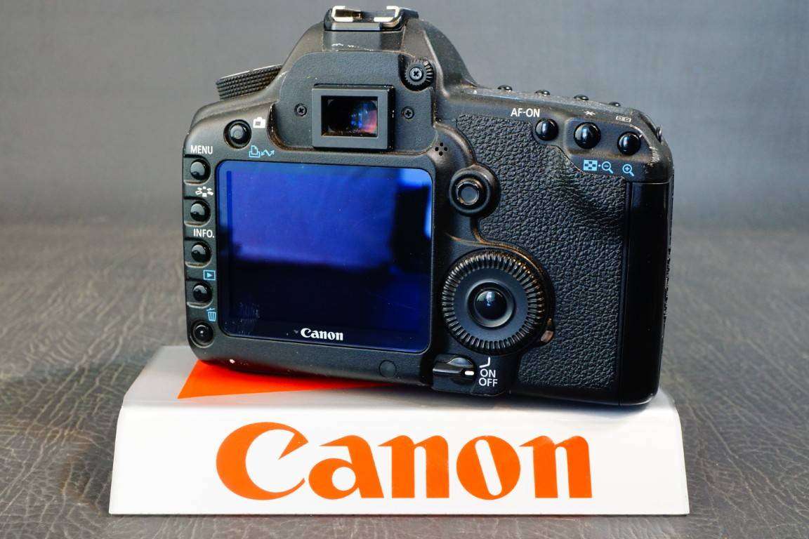 Canon EOS 5D Mark II 21.1MP Digital SLR Body with Full Frame Sensor **Great Condition**