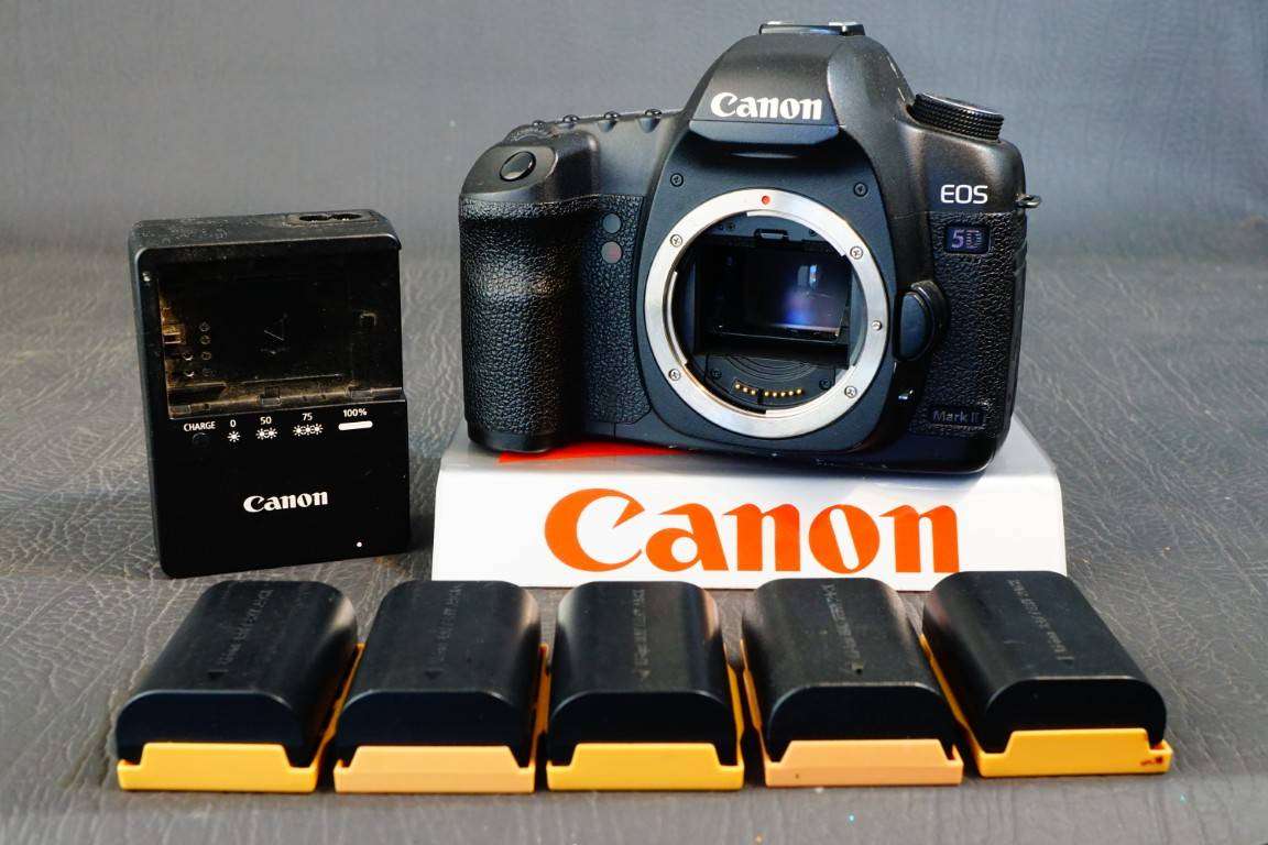 Canon EOS 5D Mark II 21.1MP Digital SLR Body with Full Frame Sensor **Great Condition**