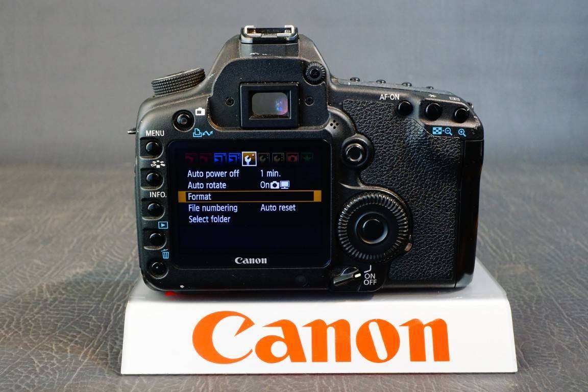 Canon EOS 5D Mark II 21.1MP Digital SLR Body with Full Frame Sensor **Great Condition**