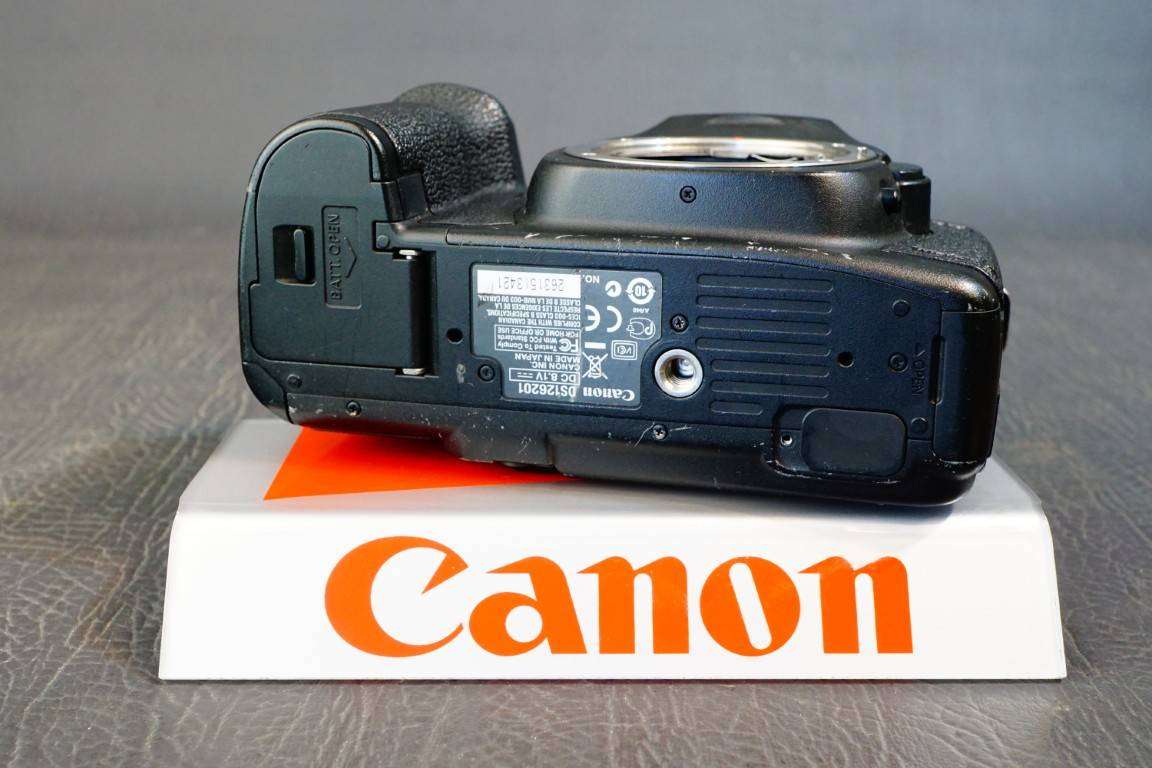 Canon EOS 5D Mark II 21.1MP Digital SLR Body with Full Frame Sensor **Great Condition**